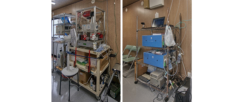 エアロゾル質量分析計と二酸化硫黄（SO2）計とオゾン（O3）計の写真