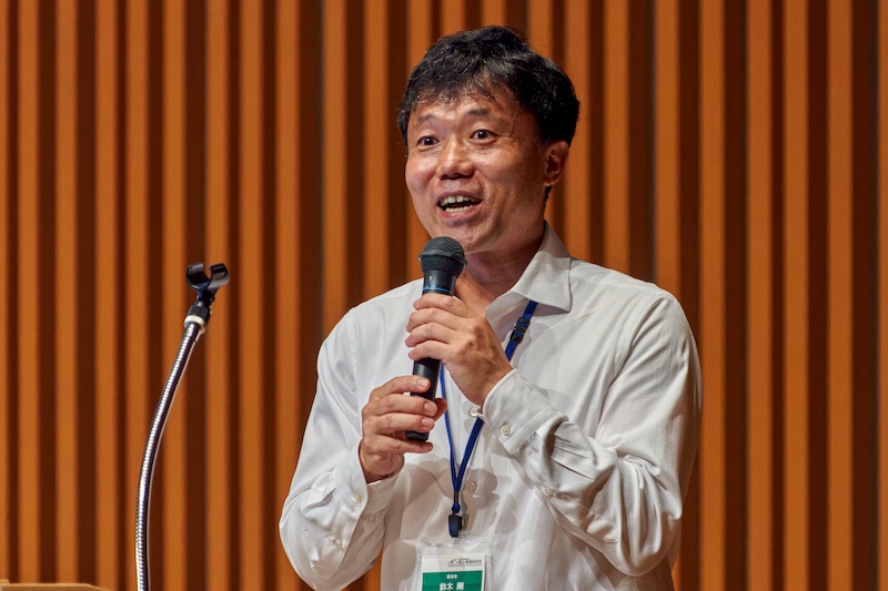 講演する鈴木さんの写真