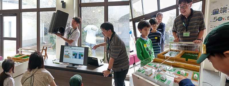 田んぼダムの仕組みを学ぶ様子の写真