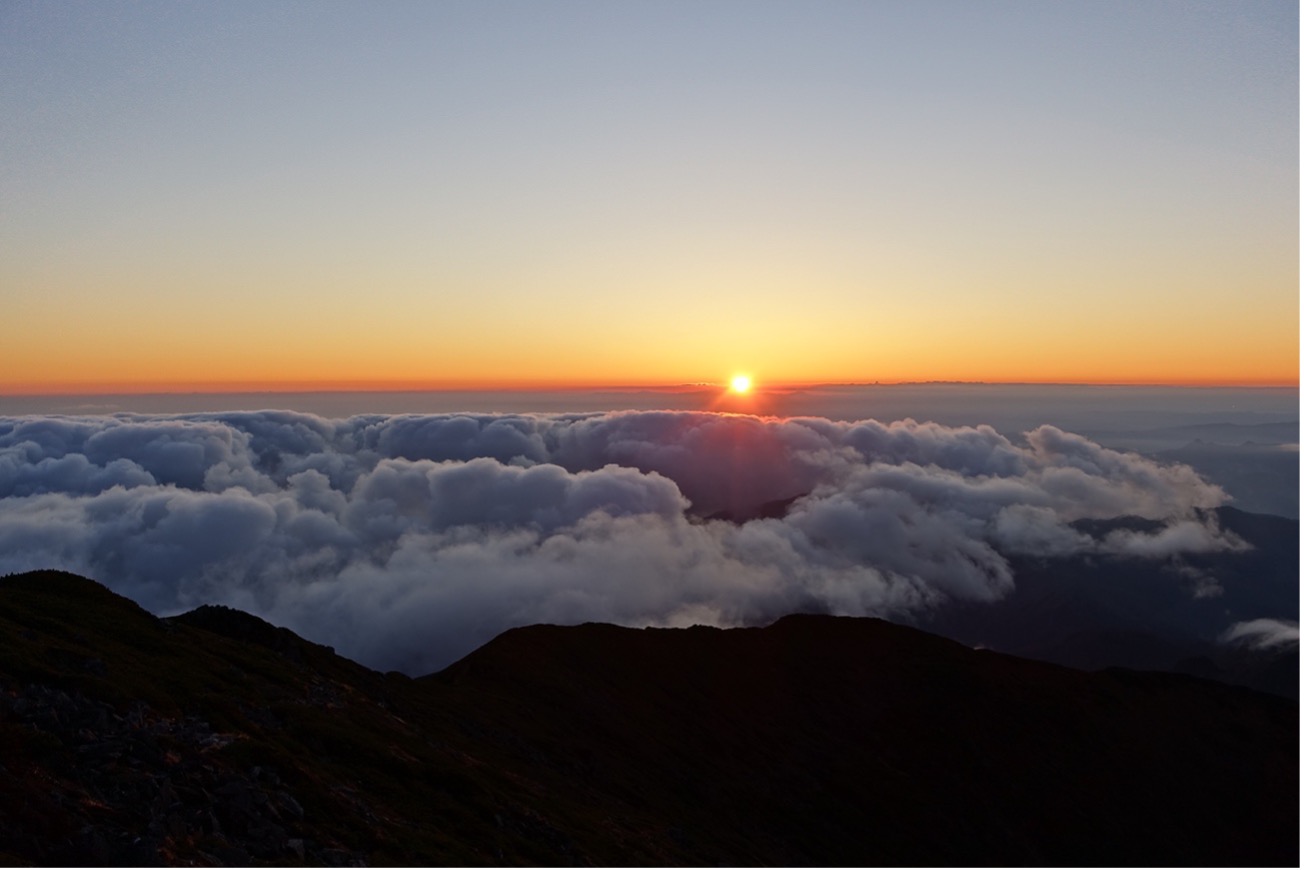 幌尻岳山頂からみた夕方の景色の写真